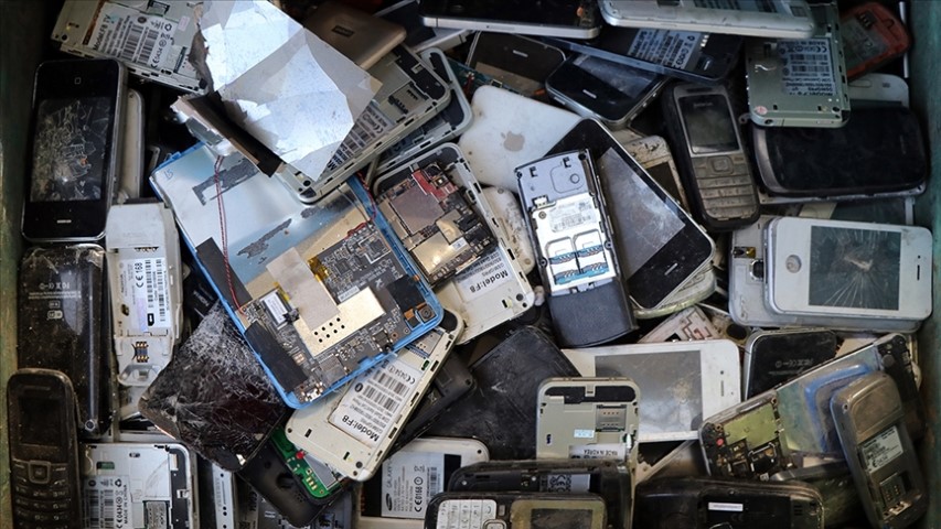 Bu yıl 5,3 Milyar Adet Telefon Çöpe Gidecek 