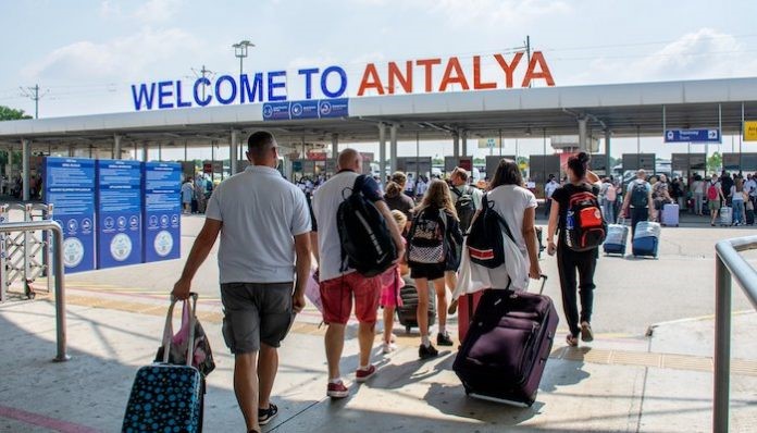 Antalya'ya Bir Haftada 68 Bin Turist Geldi 