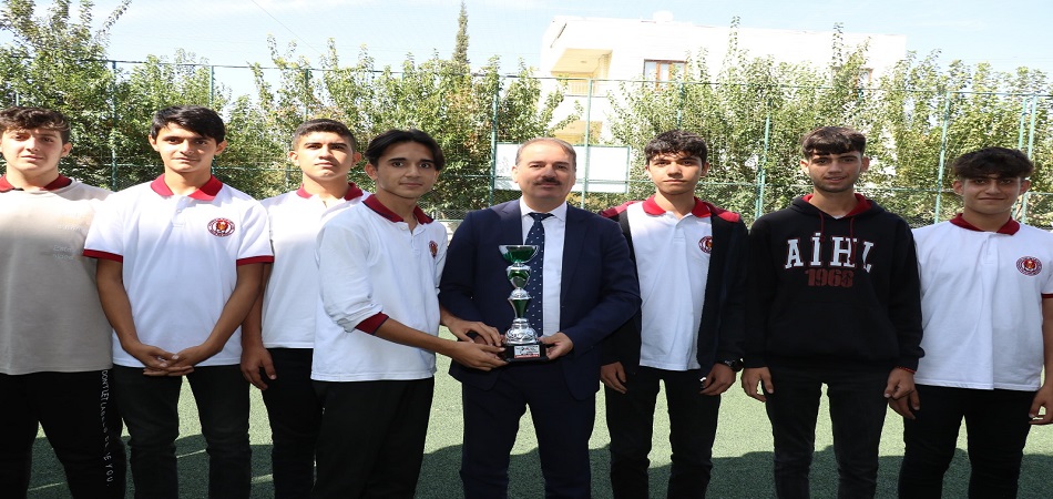 Tosun, Futbol Turnuvası Ödül Törenine Katıldı