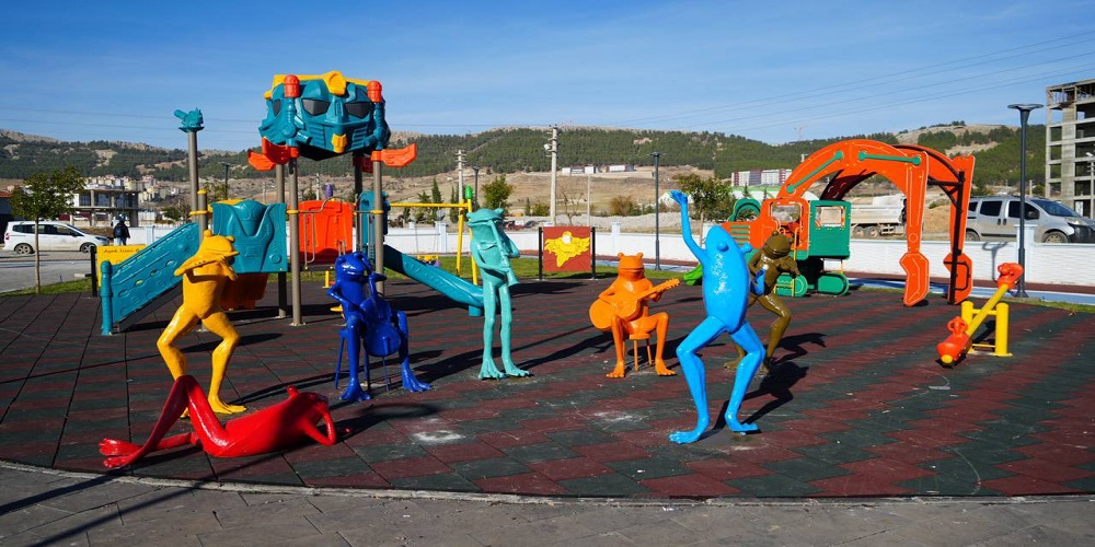 Yakup Taş Parkı'nda Oyun Grubu Montajı 
