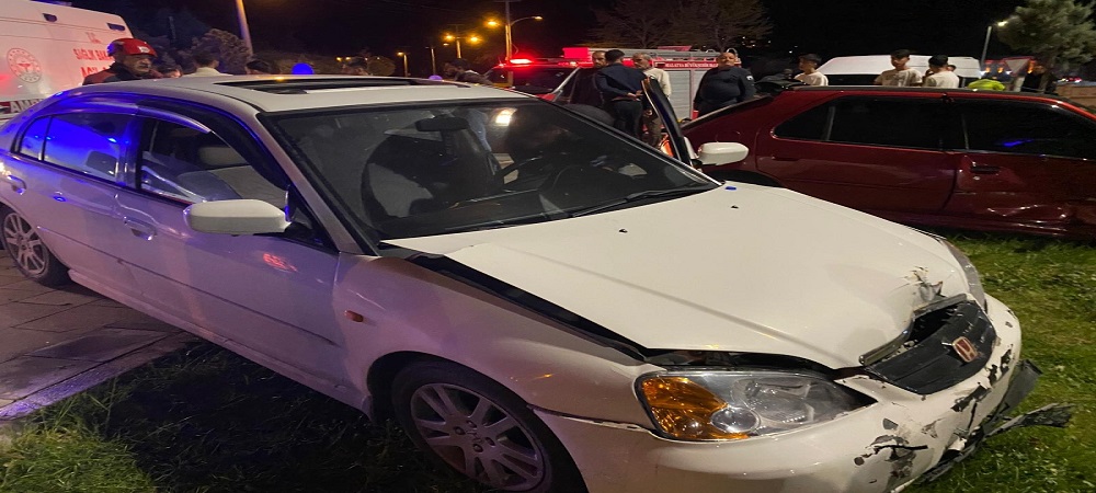 Otomobiller Kaza Yaptı, 1 Kişi Yaralandı